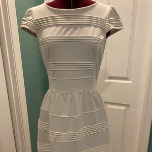 Knee-length dress. Short sleeves.